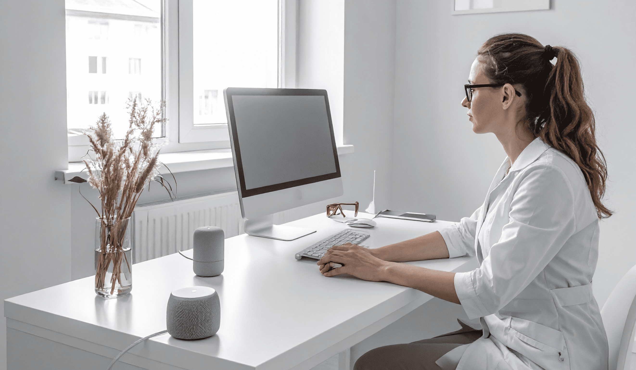 Arts werkende met Met mediris AI Arts dicteert met Mediris AI assitent in artsen pakket Mediris Specialist ontworpen voor artsen en huisartsen.